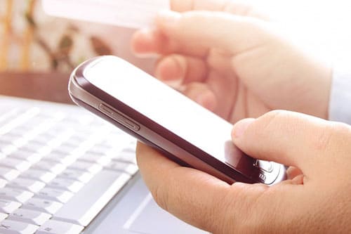 ręce trzymające smartfon