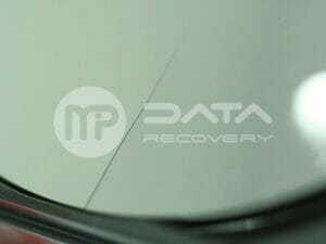 Odzyskiwanie danych z dysku z pękniętym talerzem - fot 1