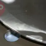 Talerz dysku Samsung Smuga na powierzchni.