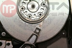 Zmasakrowana powierzchnia talerza - fot 1