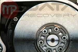 Zmasakrowana powierzchnia talerza - fot 2