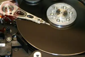 Widok z boku uszkodzonej powierzchni talerza