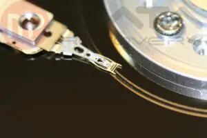 Uszkodzenie powierzchni talerzy przez głowice w dysku foto 2