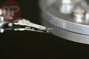 Uszkodzona głowica na talerzu Samsung HD753LJ.