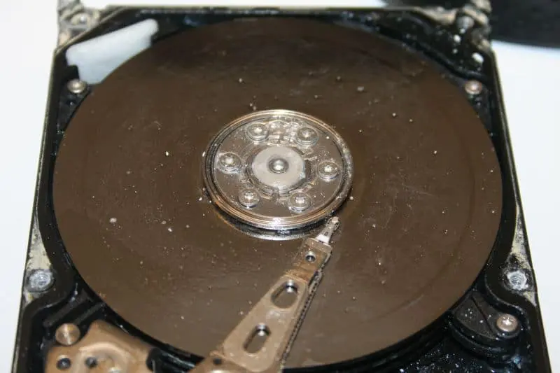 Odzyskiwanie danych z dysku uszkodzonego mechanicznie